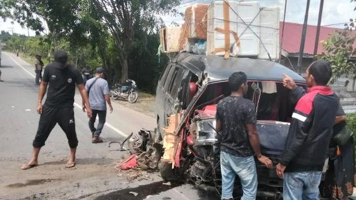 Lepas Kendali, L-300 Hantam Pantat Truk Tronton di Lintas Desa Rantau Panjang Aceh Timur