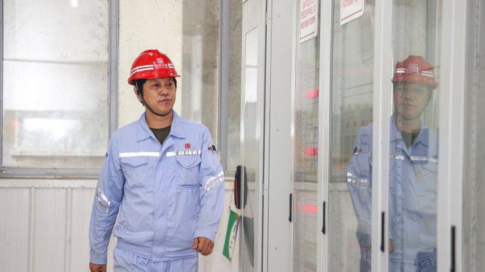 Yang Jun, Supervisor Electrical Operation, memeriksa power cabinet di ruang Relay Control PLTU 3-4 Nagan Raya, Jumat (19/12/2025)