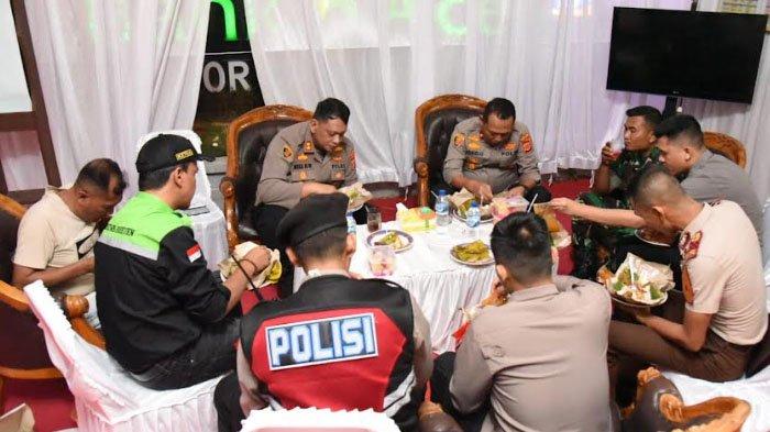 Beri Semangat Personel Gabungan, Kapolres Bireuen Buka Puasa Bersama di Pos Ketupat