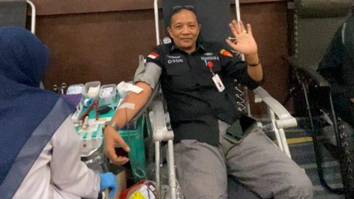 DONOR DARAH - Seorang pendonor tengah menjalani proses donor darah di Muraya Hotel Aceh, didampingi petugas medis PMI Banda Aceh, Selasa (14/4/2026).