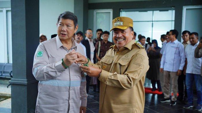 UMKM Nagan Raya perhiasan dan pernak pernik berbahan Giok semakin di kenal di tingkat Nasional dan Internasional, Foto bersama Pengusaha Nasional Hasyim Djojohadikusumo