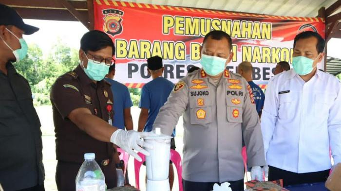 Polres Aceh Besar Bakar dan Blender Barang Bukti Narkotika
