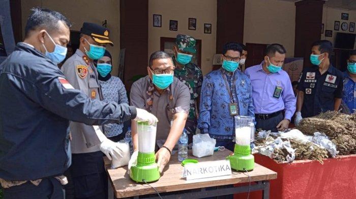 Narkoba Diblender dan Dibuang Ke Selokan, Kejari Aceh Timur Musnahkan Barang Bukti dari 88 Perkara