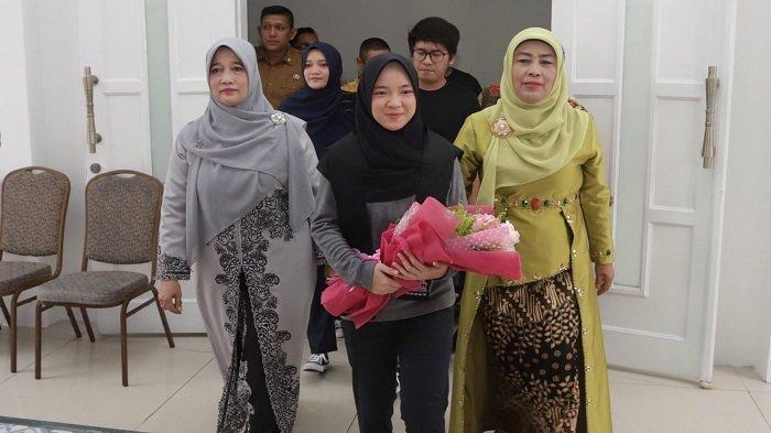 Nissa Sabyan 'Hipnotis' Puluhan Ribu Warga di Lapangan Blangpadang Banda Aceh
