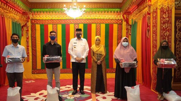 Plt Gubernur Aceh, Ir. Nova Iriansyah, MT beserta istri, Dr. Ir. Dyah Erti Idawati, MT mengikuti silaturrahmi bersama anak-anak korban konflik di Meuligoe Gubernur, Sabtu (15/8/2020)