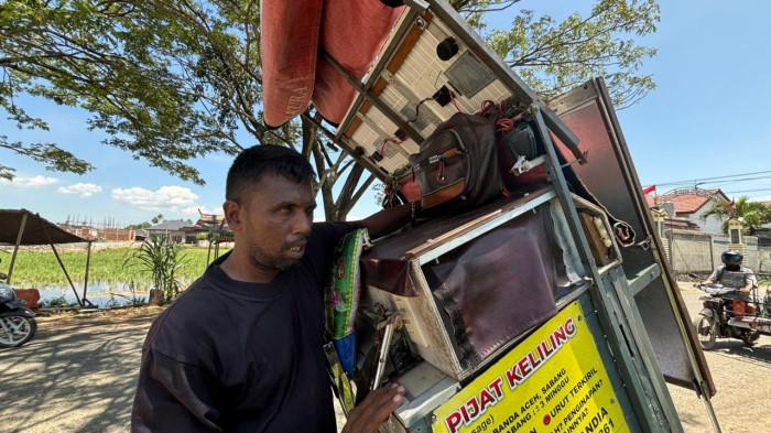 Musik dari Panel Surya Iringi Langkah Tukang Pijat Tunanetra di Aceh Besar - panel-surya-milik-tukang-pijat.jpg