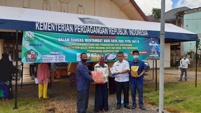 Disperindagkop dan UKM Pidie, Rabu (13/5/2020), menyerahkan sembako pada murah di Kecamatan Geumpang