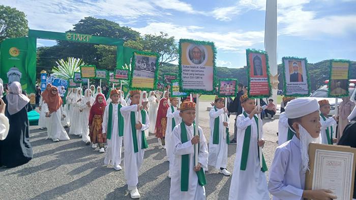 PAWAI - Para peserta mengikuti pawai Syiar 1 Muharram 1448 H di Lapangan Blang Padang Banda Aceh, Selasa (16/6/2026). SERAMBINEWS.COM/INDRA WIJAYA