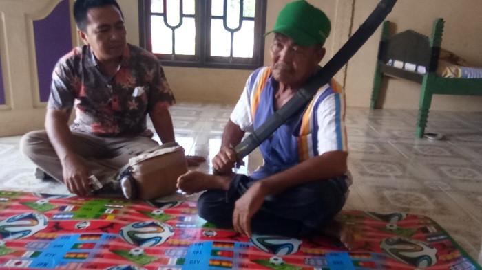 Sudah 35 Tahun Angku Tarlih Menjaga Pedang Panglima Kerajaan di Pulau Tungku