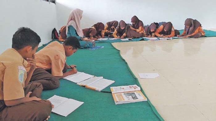 Angin Kencang Terjang Abdya, Atap Sekolah Copot Pelajar Duduk di Lantai