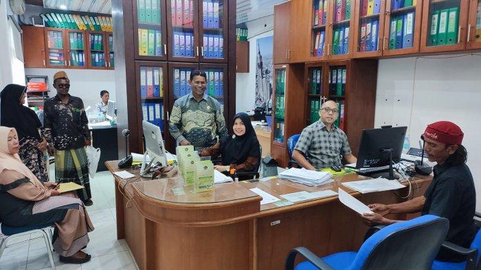 Tim Kanwil Kemenag Aceh Lakukan Pelimpahan Porsi Haji kepada Jamaah di Bireuen
