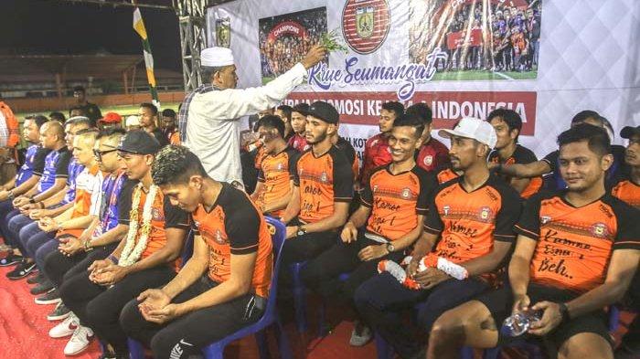 Pemain dan manajemen Persiraja dipeusijuek (ditepungtawari-red) oleh ustaz di Stadion H Dimurthala, Lampineung, Banda Aceh, Kamis (28/11/2019) malam.