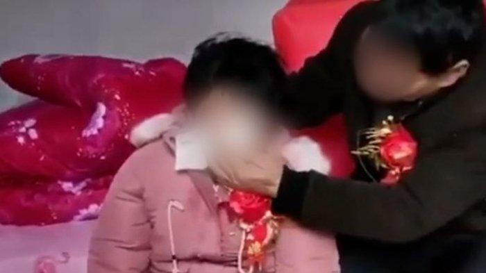 Menikah dengan Pria Tua, Pengantin Wanita Ini Menangis dan Ibunya Tersenyum, Terungkap Alasannya