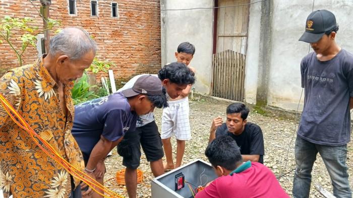 Dosen dan Mahasiswa USK Terapkan Teknologi Pengusir Hama Monyet di Abdya