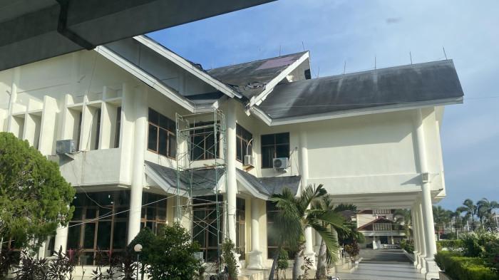 Atap dan Plafon Gedung A Kantor Bupati Aceh Selatan Mulai Direhab, Anggaran Capai Rp1,1 Miliar