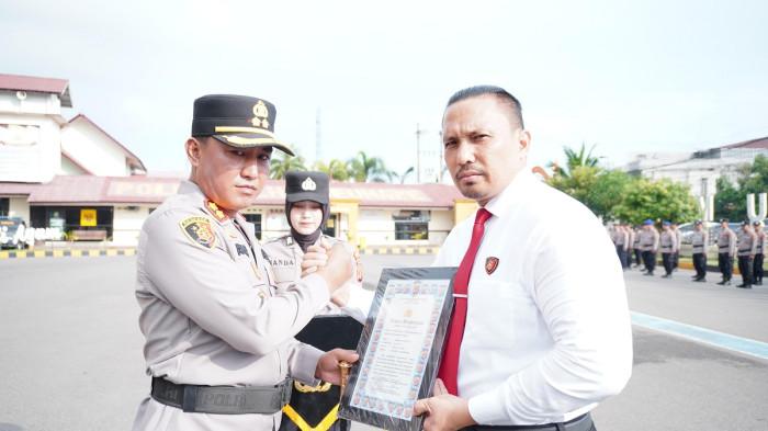 Ungkap Kasus Senpi dan Sabu, Kasat & Personel Dapat Penghargaan Kapolres Lhokseumawe