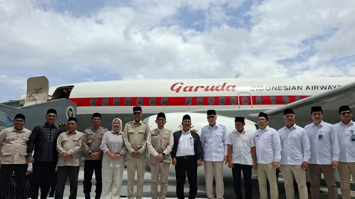 FOTO BERSAMA - Wakil Menteri Haji dan Umrah (Wamenhaj) RI, Dahnil Anzar Simanjuntak dan sejumlah pejabat berfoto bersama usai peresmian pesawat, Minggu (15/3/2026). 