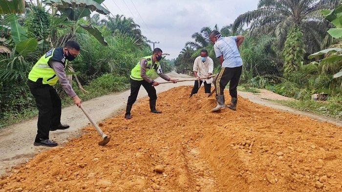 Respon Keluhan Warga, Ruas Jalan Rusak Lintas Peureulak-Lokop Ditimbun