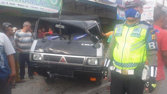 Truk Tronton dan L-300 Tabrakan di Bireuen