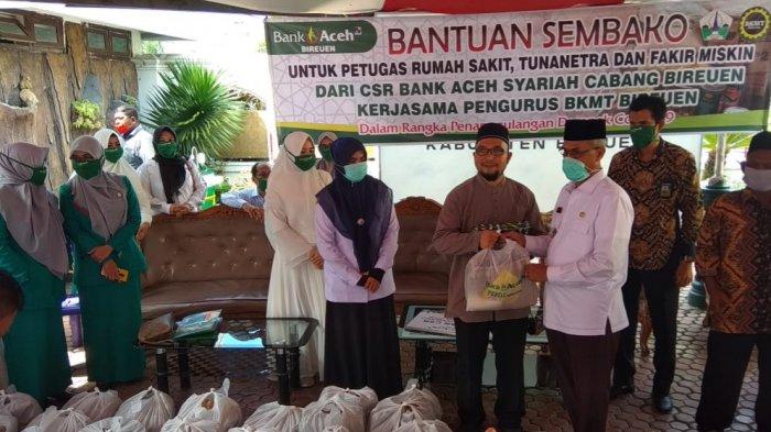 Plt Bupati Bireuen Serahkan Paket Sembako CSR Bank Aceh Syariah Bagi Tuna Netra