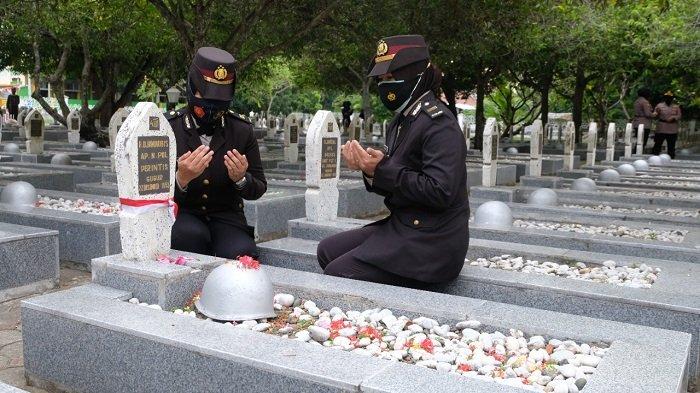 Polwan Polda Aceh Ziarah di TMP Banda Aceh