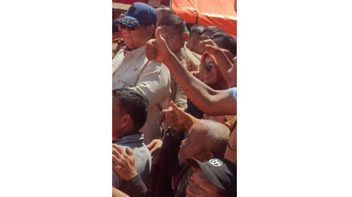 Presiden Prabowo saat berbicara dengan para pengungsi di Desa Bambel Baru, Senin (1/12/2025).