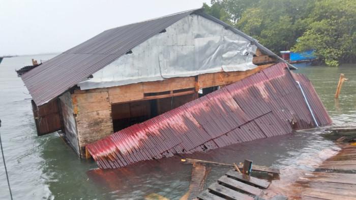 RUMAH AMBRUK - Rumah Seniman Zega warga Ujung Sialit, Kecamatan Pulau Banyak Barat, Kabupaten Aceh Singkil, ambruk ke laut akibat dihantam angin puting beliung, Jumat (24/10/2025) pagi.
 
 