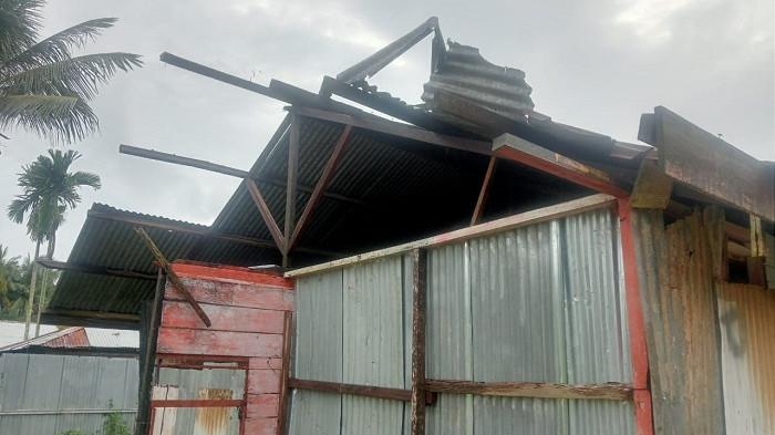 Angin puting beliung menerjang komplek Dayah Nurul Muarif di Gampong Buket Seuraja, Kamis (8/1/2026). 