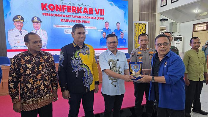 Ketua PWI Aceh, Nasir Nurdin (kanan) menyerahkan plakat penghargaan mitra PWI kepada Wakil Bupati Pidie, Al-Zaizi Umar (tengah) usai Pembukaan Koferkab PWI Pidie ke VII di Oproom Setdakab, Sabtu (2/8/2025). SERAMBINEWS.COM/IDRIS ISMAIL