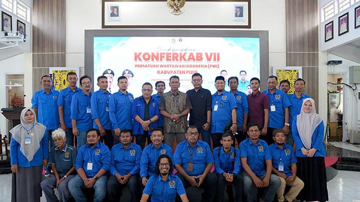 FOTO BERSAMA - Foto bersama Sekda Pidie Drs Samsul Azhar, Ketua PWI Aceh, Nasir Nurdin bersama Ketua PWI Pidie dan anggota usai Firman kembali terpilih menahkodai PWI Pidie pada Konfercab di Op room Setdakab Pidie, Sabtu (2/8/2025).