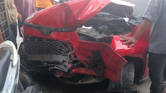 KECELAKAAN - Kecelakaan lalu lintas beruntun terjadi di Jalan Sultan Iskandar Muda, Gampong Punge Ujong, Kecamatan Meuraxa, Kota Banda Aceh, Sabtu (11/4/2026) sore. Ini kondisi salah satu mobil yang telah peyot bagian depan.