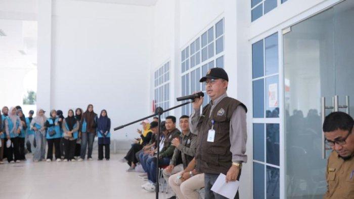 Rektor USM, Dr. Teuku Abdurahman, memberikan arahan kepada mahasiswa peserta KKN Tematik di Pidie Jaya, Senin (19/1/2026)