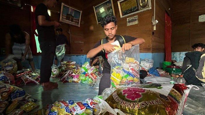 SIAPKAN BANTUAN - Relawan mempersiapkan bantuan logistik untuk diantar ke daerah terisolir di Samar Kilang, Bener Meriah.