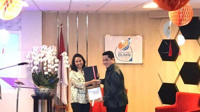 Rini Soemarno dan Erick Thohir saat prosesi terima jabatan Menteri Badan Usaha Milik Negara (BUMN) di Jakarta, Rabu (23/10/2019).