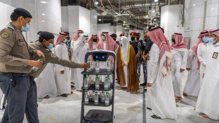 Arab Saudi Operasikan Robot Air Zamzam, Diprogramkan untuk Melepaskan Dahaga Jamaah
