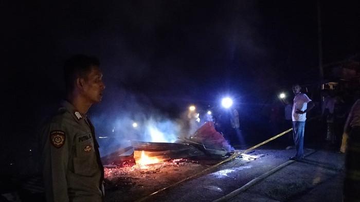 Empat ruko kayu,  di Dusun Bantayan, Gampong Gampong Keude, Kecamatan Darul Aman, Kabupaten Aceh Timur terbakar, pada Rabu malam (25/02/2026).