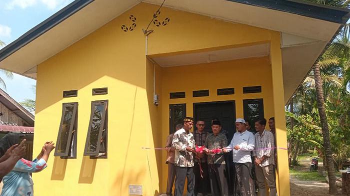 Serahkan – Camat Gandapura, Azmi SAg didampingi perangkat desa Cot
Tufah, Gandapura, Kamis (29/1/2026) menyerahkan kunci rumah bantuan
kepada seorang bilal Masjid Baitussalam, Desa Cot Tufah, Gandapura
Bireuen. Serambinews.com/HO