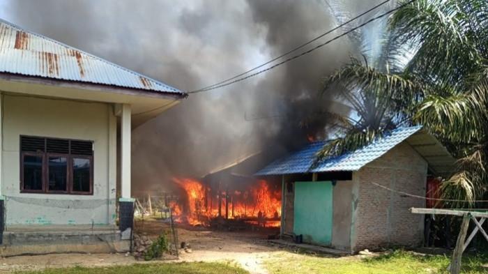 BREAKING NEWS - Kebakaran Hanguskan Rumah Guru Dayah Darul Istiqamah di Aceh Singkil