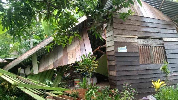 Hujan Lebat dan Angin Kencang, Dua Rumah di Meurah Mulia Aceh Utara Tertimpa Pohon