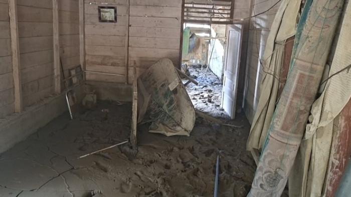TERTIMBUN LUMPUR – Puluhan rumah warga Desa Ulee Jalan, Peusangan Selatan, Bireuen hingga Sabtu (10/1/2026) masih tertimbun lumpur bawaan banjir akhir November lalu. SERAMBI/YUSMANDIN IDRIS 