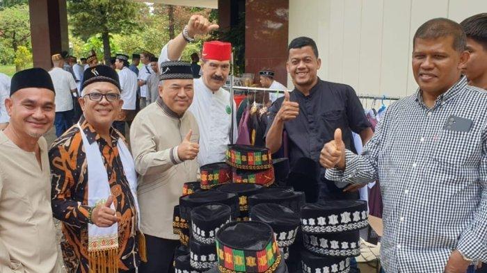 Samsuar (tengah/baju hitam) pengusaha pakaian jadi dan peci Aceh, bersama Ketua Taman Iskandar Muda (TIM), Ir. Muslim Armas, dan para pengurus Keluarga Ureung Pidie (KUPI), di stand 
