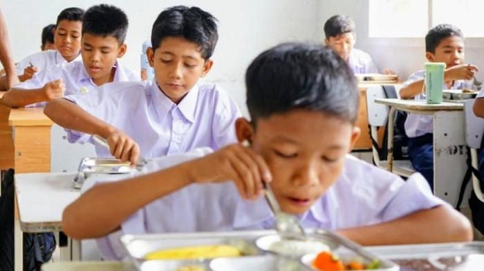 SANTAP MENU MBG - Siswa salah satu SMP di Kabupaten Aceh Barat Daya (Abdya) sedang menikmati sarapan Makan Bergizi Gratis (MBG).