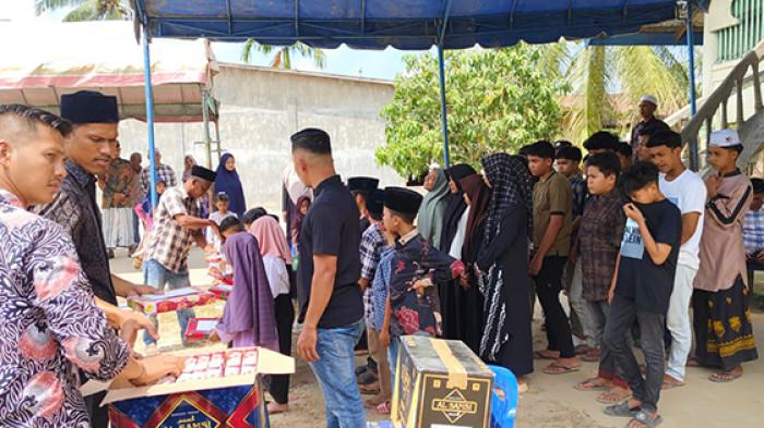 SANTUNAN - Suasana saat ratusan anak yatim mendapat santunan dari Gampong Madat, Kecamatan Madat Kabupaten Aceh Timur, Selasa (10/2/2026).