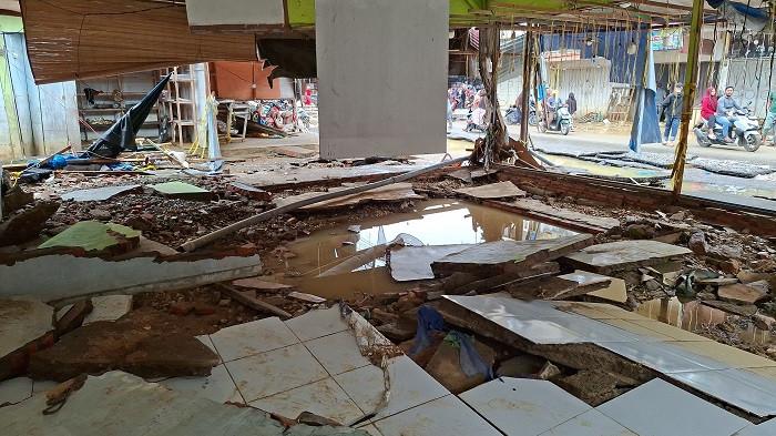 Usai diterjang banjir, sebanyak 799 Toko di Aceh Timur mengalami kerusakan parah akibat terendam banjir dan luapan lumpur.