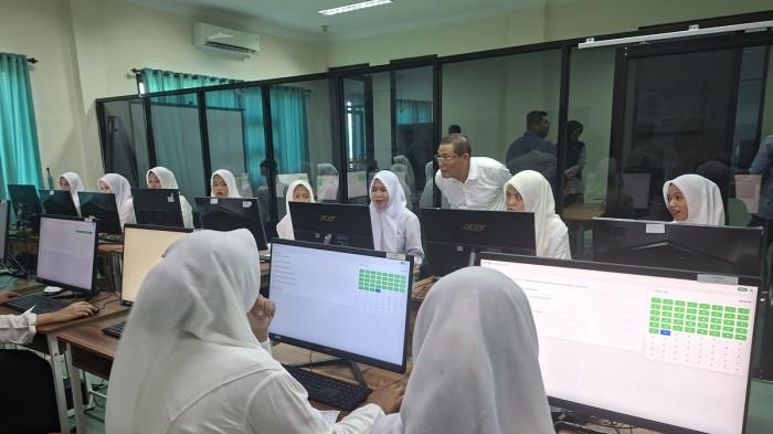 IKUT SELEKSI - Para calon mahasiswa baru UNIKI Bireuen mengikuti seleksi sistem CAT di ruang laboratorium komputer UNIKI, Selasa (2/6/2026).