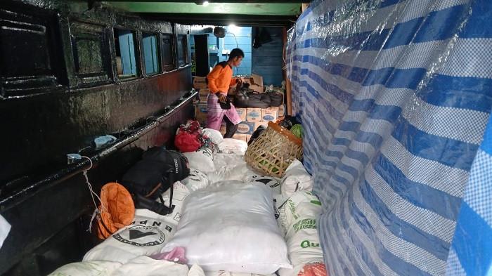 BERANGKATKAN BANTUAN - Pemerintah Kabupaten Aceh Besar memberangkatkan bantuan kemanusian berupa sembako dan pakaian kepada korban terdampak banjir dengan menggunakan kapal di Pelabuhan Ulee Lheue Banda Aceh menuju Kuala Langsa, Jumat (12/12/2025).