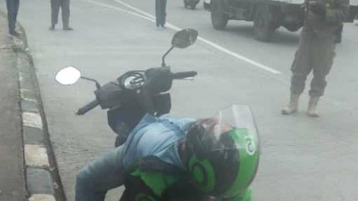 Driver Ojol Tergeletak di Motor Buat Panik Warga: Disangka Kena Corona, Ternyata Tertidur Pulas