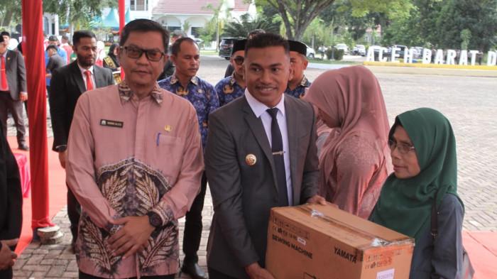 Bupati Abdya Safaruddin Serahkan Mesin Jahit untuk Penyandang Disabilitas