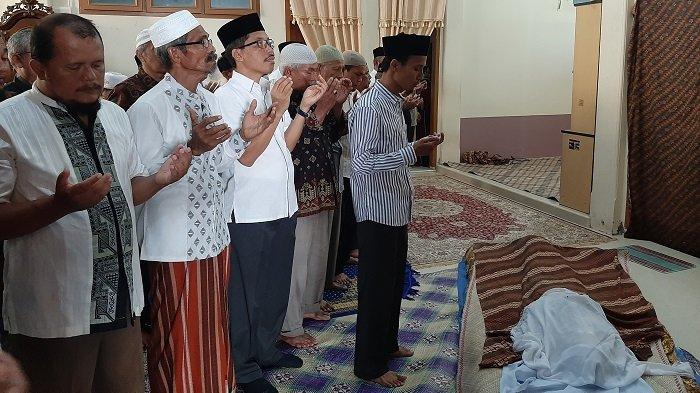 Sebelum Dibawa ke Masjid, Jenazah Prof Muslim Ibrahim Lebih Dulu Dishalatkan di Rumah Duka