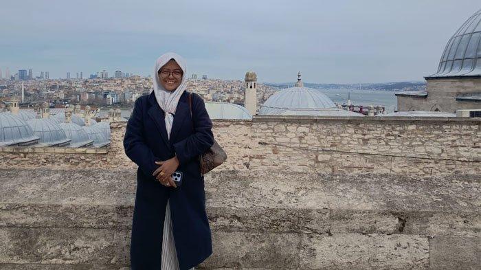 Dr. Siti Rahmah berpose dengan latar belakang landscape perkotaan di Turkiye